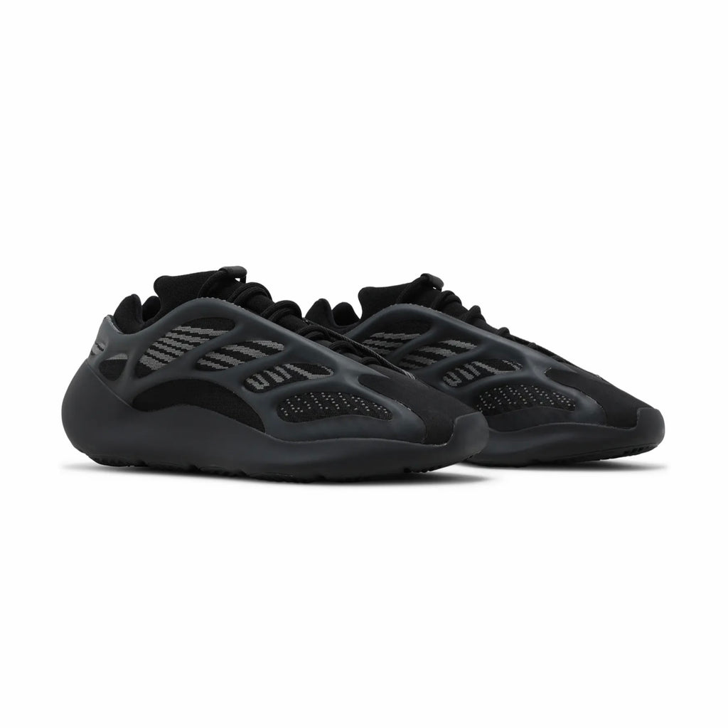 Y**zy B**st 700 v3